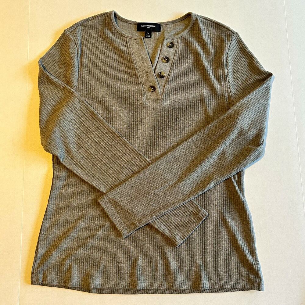 Banana Republic Women’s Heather Gray Ribbed Knit Henley Long Sleeve Top Size L
